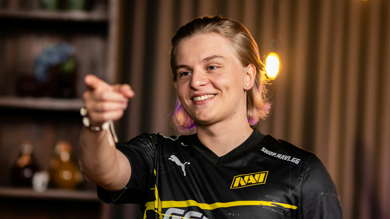 TES官方分享选手机场合照：已就位，出发欧洲！去见去征服！